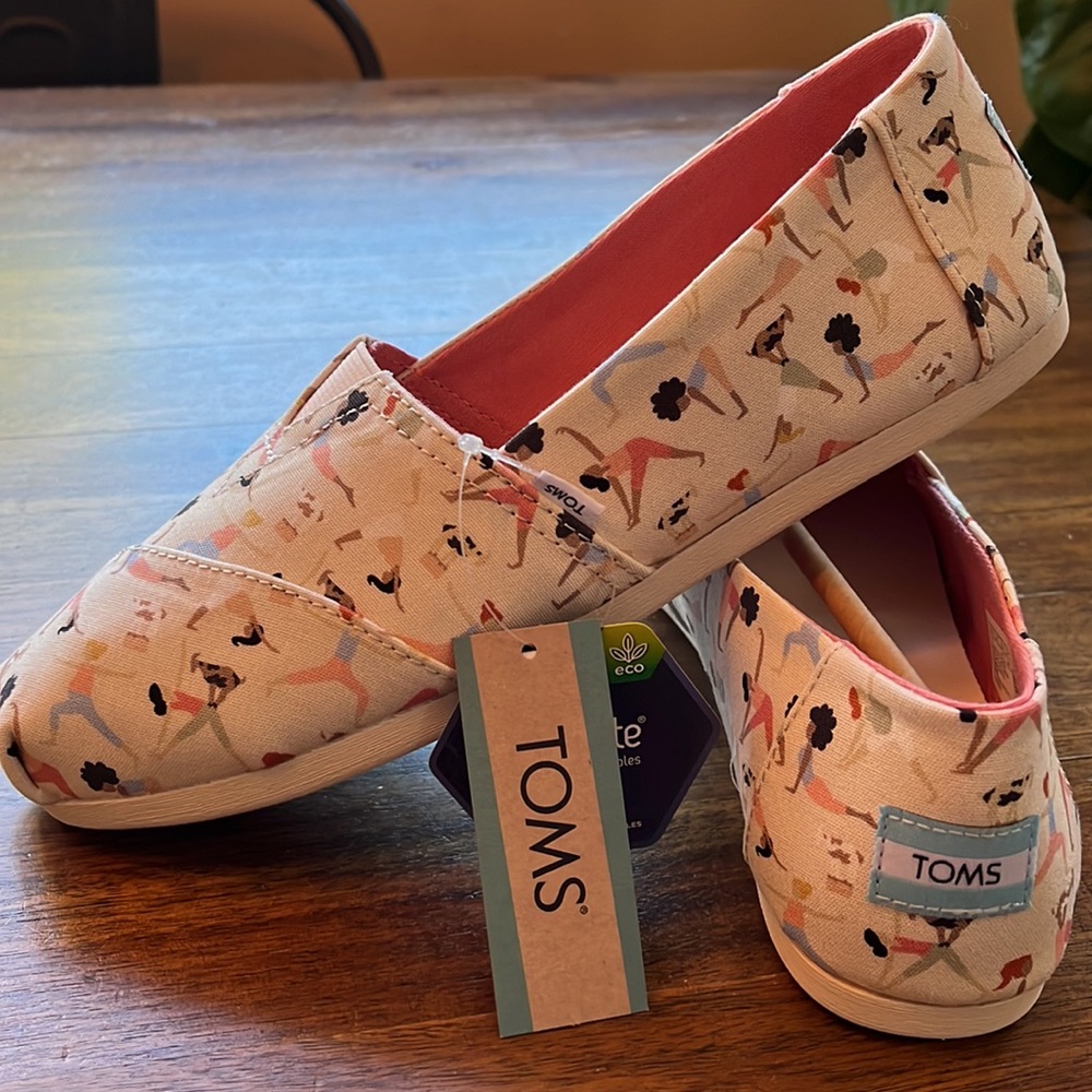 NWT TOMs shoes with adorable goat yoga print!
